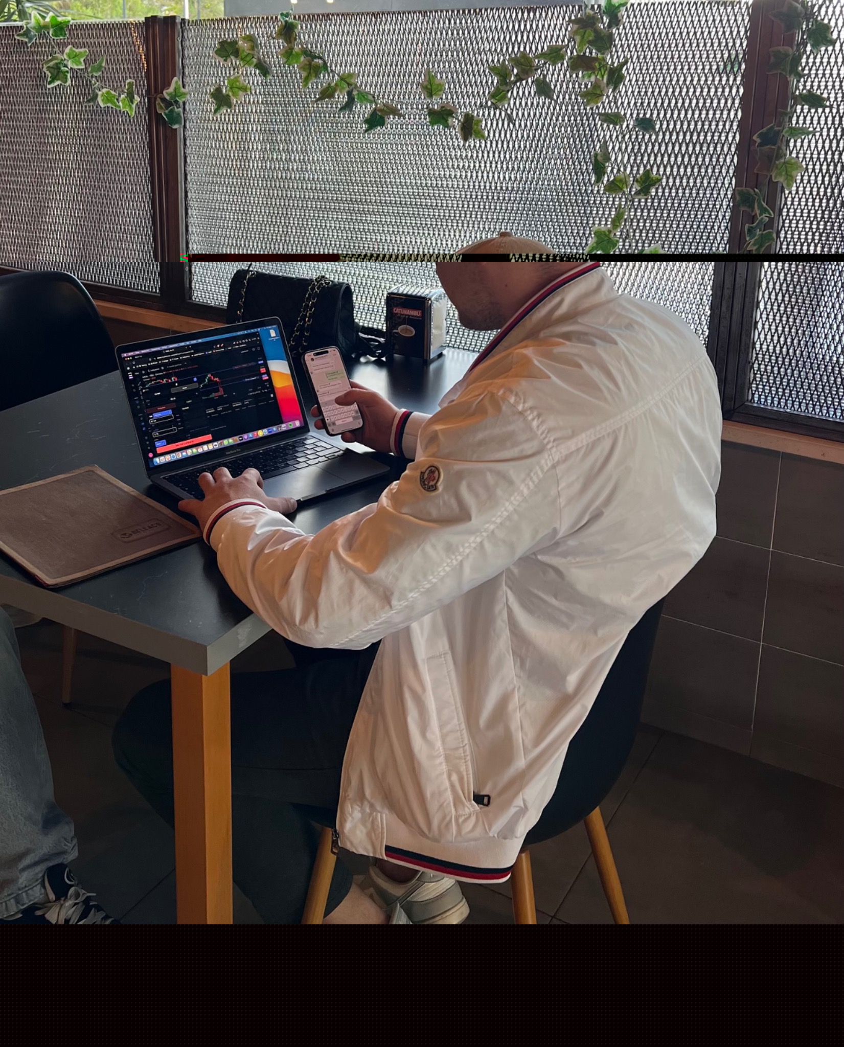Max Aulbach beim Trading am Laptop