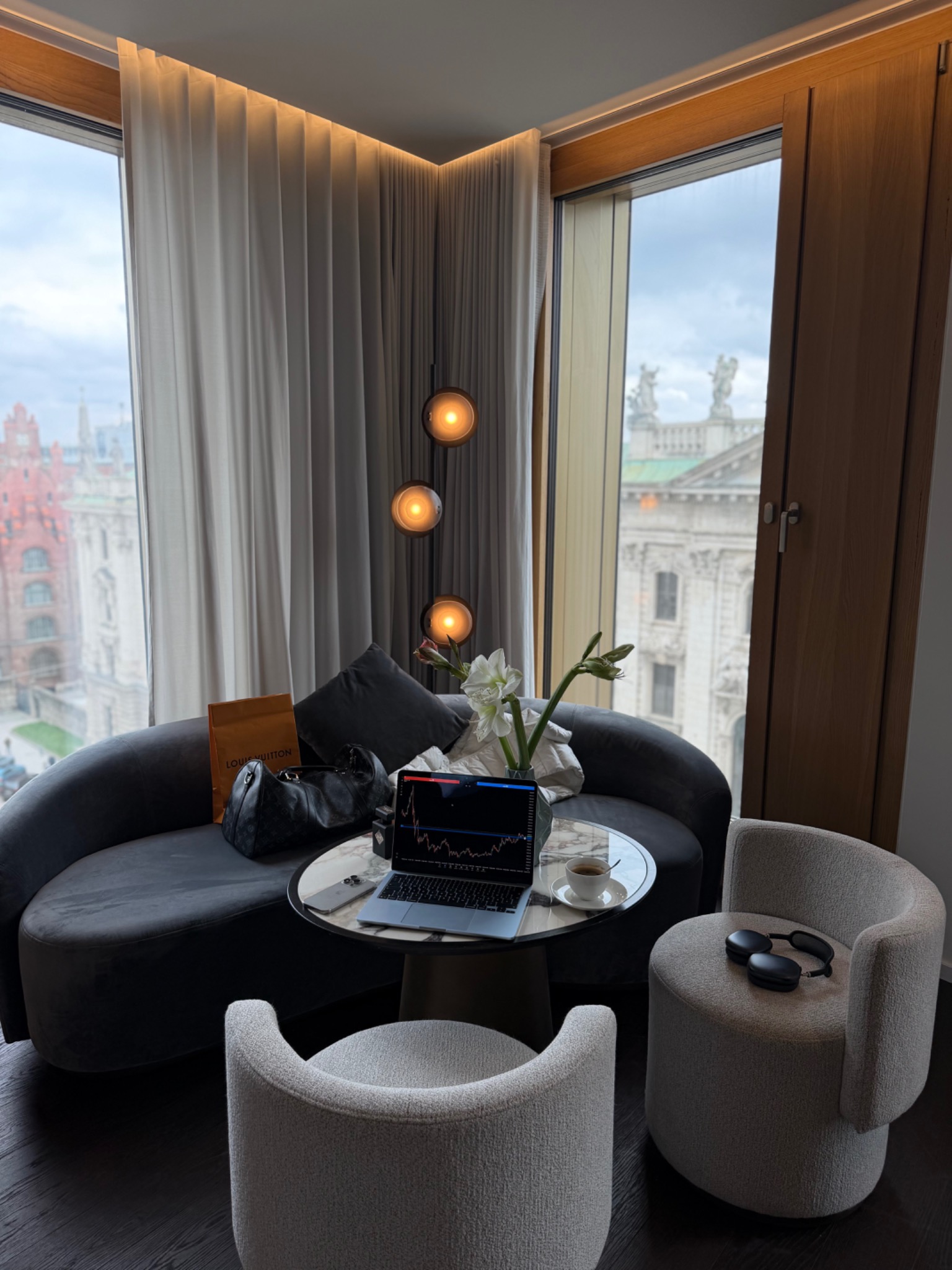Trading-Setup in einer modernen Lounge